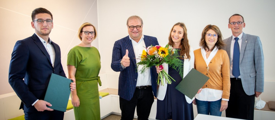 Students of ŠKODA AUTO University received purchasing certificates
at an awards ceremony