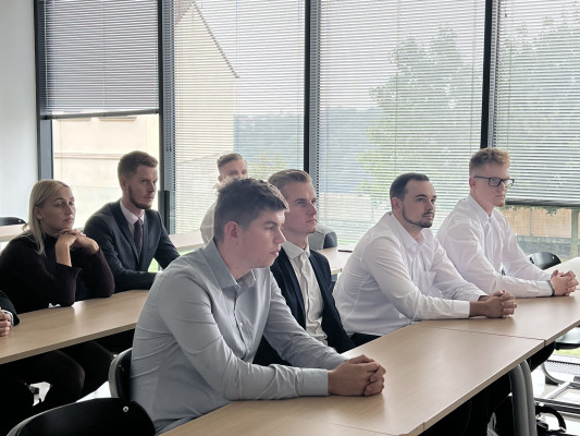 Studenti programu STUDY&WORK podepsali smlouvy o stáži ve společnosti Škoda Auto a. s.